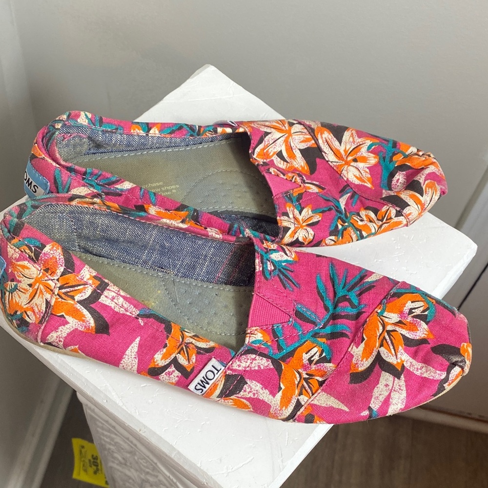 TOMS Women's Pink Floral Loafers